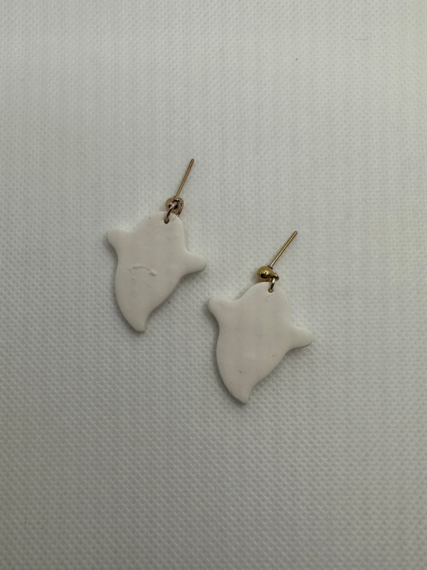 White and gold ghosts