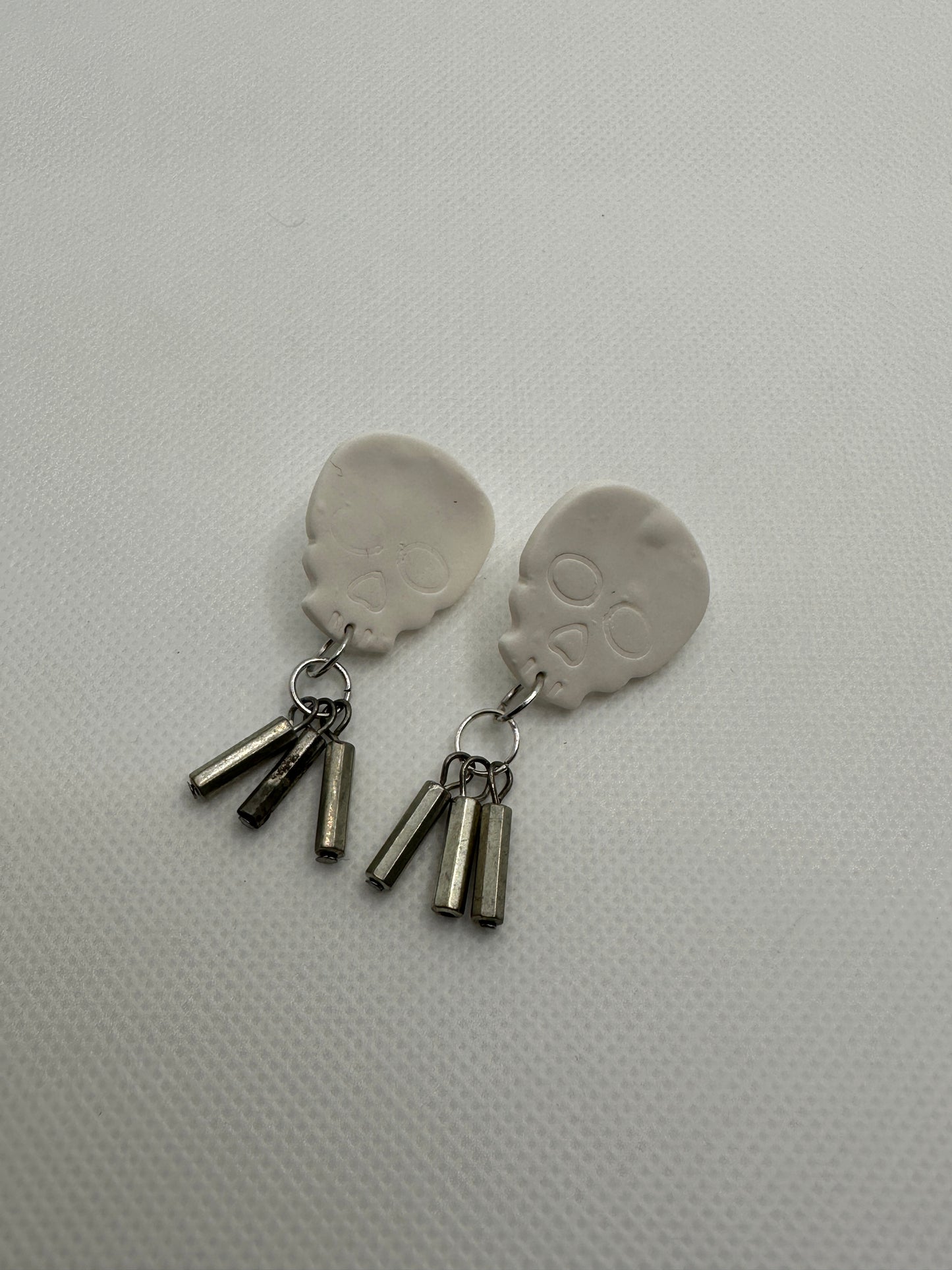 White and silver skulls